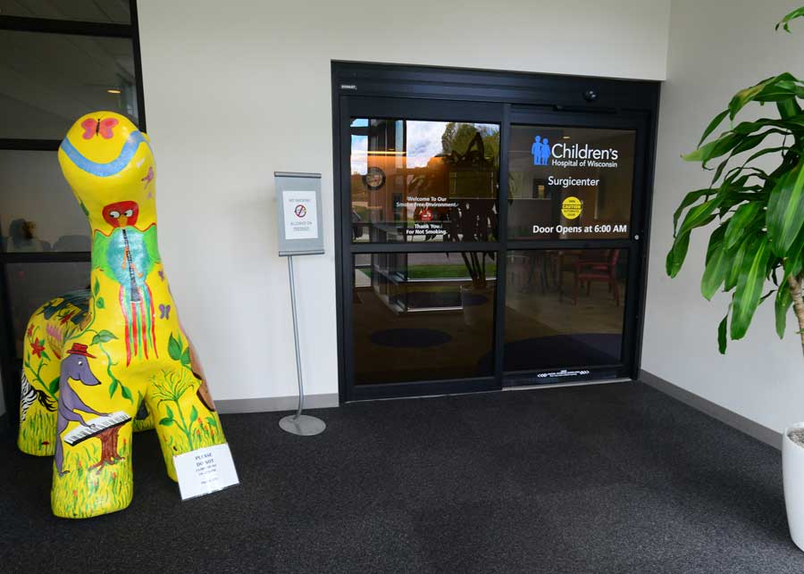 An entry way photo of Children's Wisconsin Surgicenter located in Milwaukee.